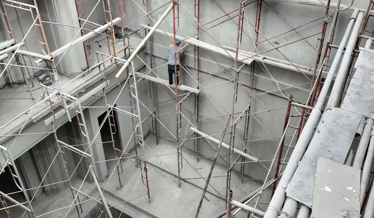 Pekerja 22lasers sedang melakukan finishing pada proyek sipil